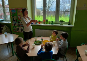 Dzieci z grupy 2 wykonują świeczki według instrukcji Pani Patrycji.