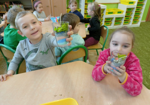 Dzieci z grupy 2 prezentują zrobione świeczki.