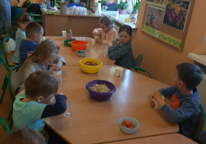 Dzieci z grupy 9 wykonują świeczki.