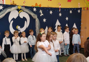Dzieci z grupy 4 mówią wiersz podczas występu świątecznego