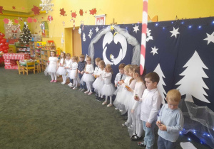 Dzieci z grupy 4 podczas występu świątecznego