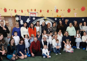 Dzieci, rodzice oraz panie wychowawczynie z grupy 4 podczas spotkania świątecznego