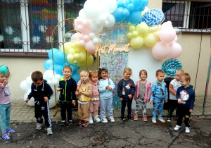 Zdjęcie grupy przedszkolnej na tle ścianki z balonami