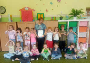 Grupowe zdjęcie z gościem.