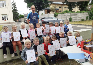 Grupowe zdjęcie dzieci z trenerem