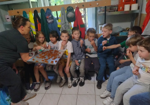 Dzieci degustują świeżo wyprodukowane krówki