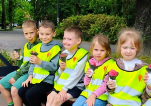 Dzieci jedzą lody