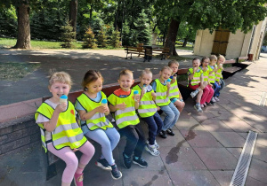 Dzieci jedzą lody