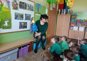 Dzieci z grupy 2 poznają ludowy zwyczaj żegnania zimy.