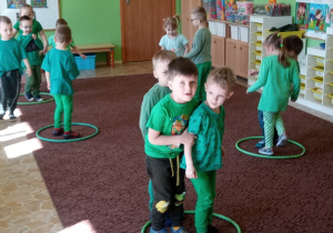 Dzieci z grupy 2 podczas zabawy ruchowej.