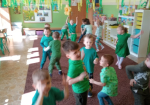 Taniec dzieci z grupy 2 do wiosennnego repertuaru.