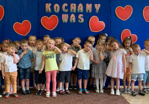 Wspólne zdjęcie dzieci z grupy 9 podczas występu on - linedla rodziców.