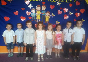 Wspólne zdjęcie dzieci z grupy 9 podczas występu on - line dla rodziców.