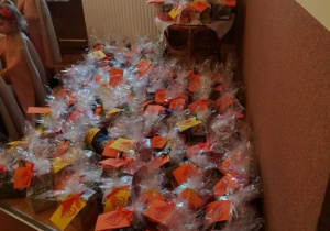 Przygotowane paczki z herbatą dla seniorów.