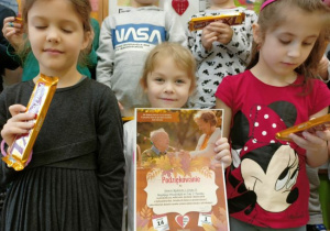 Dzieci z grupy 2 z otrzymanymi podziękowaniami za udział w akcji.