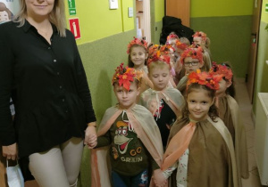 Pani Dagmara z dziećmi z grupy 2 tuż przed występem.