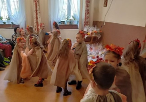 Taniec w parach dzieci z grupy 2 do piosenki ,,Dwóm tańczyć się zachciało".