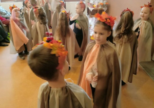 Taniec w parach dzieci z grupy 2 do piosenki ,,Poszło dziewczę po ziele".