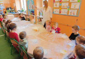 Pani Patrycja tworzy dla dzieci z grupy 2 gęstą mgłę.