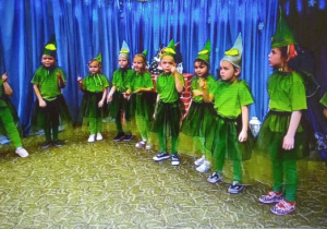 Dzieci z grupy 1 w utworze ,,Choineczki".
