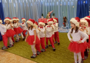 Dzieci z grupy 2 w tańcu jako mikołaje.