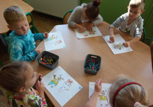 Dzieci z grupy 2 podczas kolorowania ,,Toma and Keri".