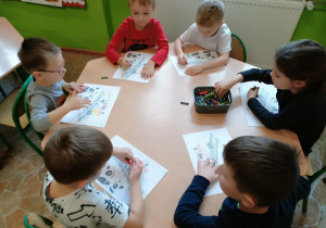Dzieci z grupy 2 w trakcie wykonywania karty pracy.
