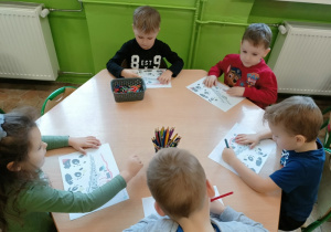 Dzieci z grupy 2 w trakcie wykonywania karty pracy.