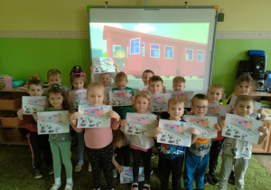 Dzieci z grupy 2 z wykonanymi kartami pracy.