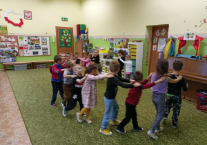 Dzieci z grupy 2 podczas zabawy w pociąg.
