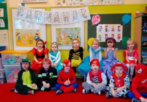 Wspólne zdjęcie dzieci z grupy 1 z balu karnawałowego.