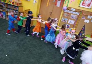 Dzieci z grupy 5 podczas tańca do piosenki ,,Jedzie pociąg z daleka".