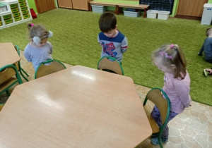 Dzieci z grupy 2 w zabawie ,,Bez użycia rąk".