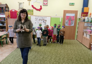 Dzieci z grupy 2 w zabawie ,,Podążaj za mną".