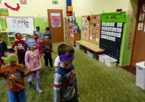 Dzieci z grupy 2 w zabawie ,,Podążaj za mną".