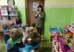 Dzieci z grupy 2 w zabawie ,,Podążaj za mną".