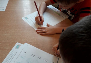 Dzieci z grupy 8 podczas wykonywania pracy.