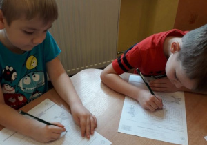 Dzieci z grupy 8 podczas wykonywania pracy.