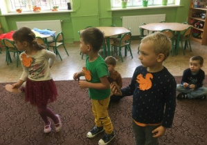 Dzieci z grupy 2 uczestniczą w zabawie ruchowej ,,Wiewiórki".