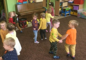 Dzieci z grupy 2 tańczą w parach do piosenki ,,Kolorowe listki".