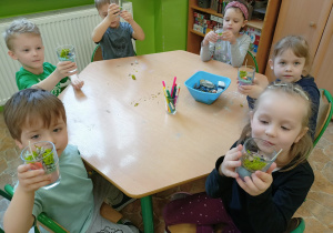 Dzieci z grupy 2 prezentują zrobione świeczki.