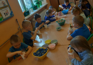 Dzieci z grupy 9 wykonują świeczki.