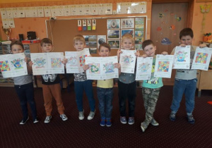 Dzieci z grupy 8 pokolorowały Ziemię.