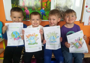 Dzieci z grupy 9 pokolorowały Ziemię.