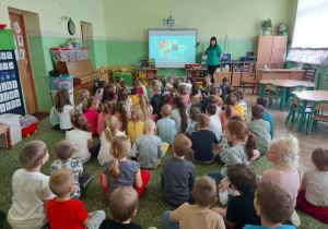 Dzieci z grupy 2, 4, 7, 8 oglądają film edukacyjny z serii ,,Sieciaki.pl".