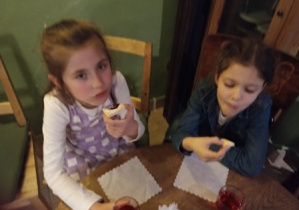 Dzieci z grupy 2 spożywające ciastko i lemoniadę.