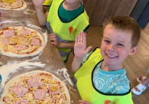 Chłopcy z grupy 2 ze zrobionymi przez siebie pizzami.