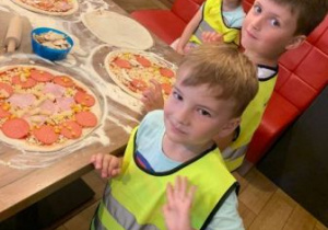 Chłopcy z grupy 2 ze zrobionymi przez siebie pizzami.