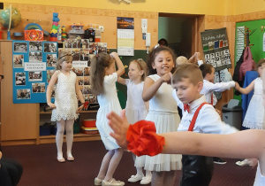 Dzieci z grupy 8 podczas tańca.
