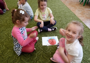 Dzieci z grupy 2 układają puzzle owocowo - warzywne.